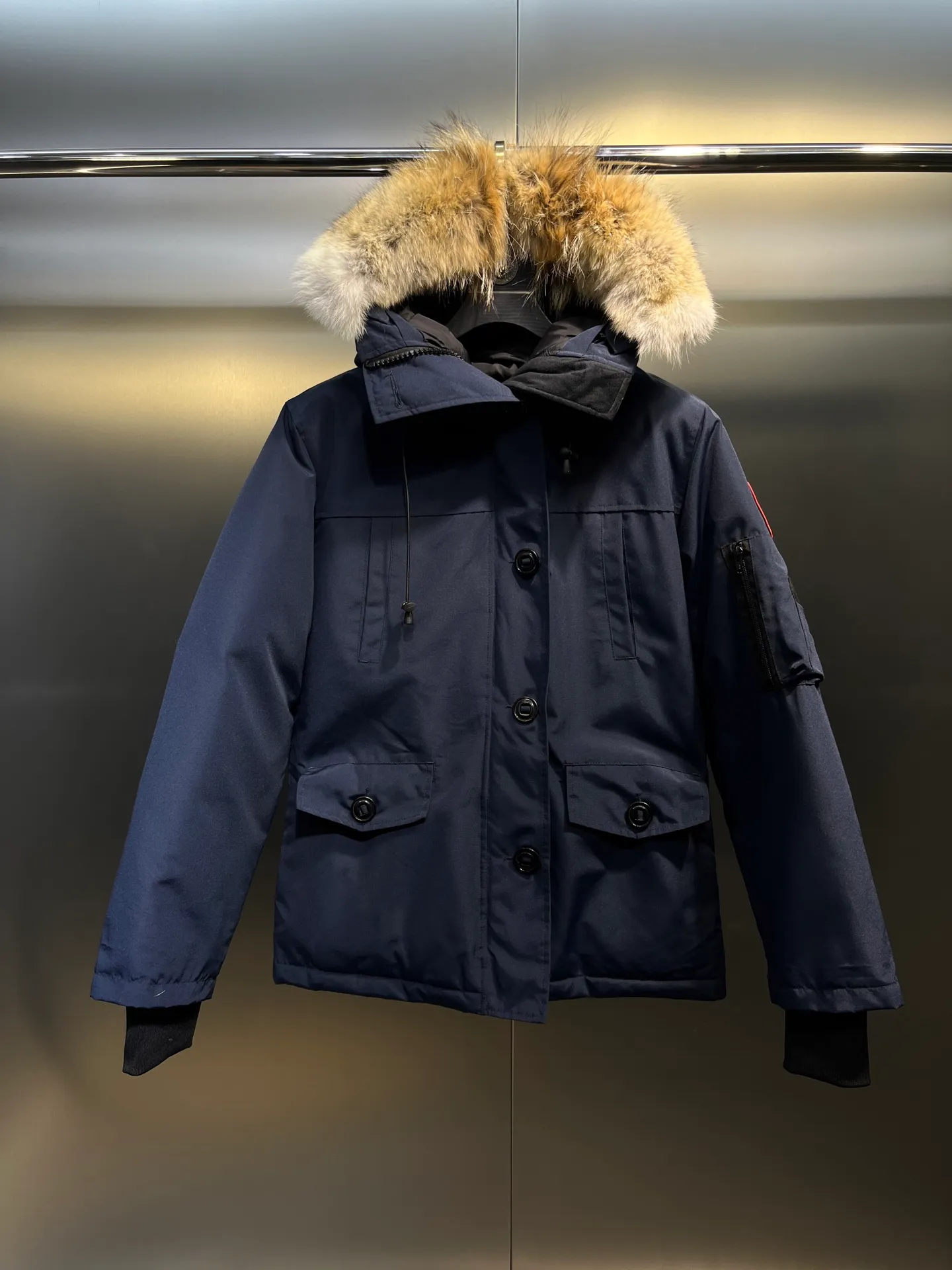 P840 Canada Goose Canada Goose #Expedition03 Parker, a treasure of Canadian origin! Limited supply worldwide! Canada Goose Model 03 is a top-notch couple model. The polar cold-proof outdoor series fur collar detachable hooded parka down jacket is the first Goose in 2024. I hope my friends will like it. Peak quality. I hope everyone can identify it together! The most popular cool items of the Big Goose family in 2024 are online. The same popular product of Yi Yang Qianxi is said to be a joint limited edition Big Goose that cannot be bought in autumn and winter. If you dislike the sameness of the Big Goose in the past, then this model will definitely give you a different experience! This year's most powerful couple's collection for autumn and winter is online, a top-notch luxurious ready-to-wear style, paired with an outdoor warm down jacket with great style and charm! The most standard and classic items of the Daye family in the past two years are equipped with unique reflective stripes for embellishment, which further shows the high-end fashion performance effect. With the embellishment of hardware buckles, it has excellent performance effect. The upper body is clean, simple and elegant, even for urban leisure. It is suitable for various occasions. Designed with large pockets, this model has a large capacity and is equipped with reflective stripes, making it safer at night. It is suitable for various adventure activities. It is made of windproof and waterproof technical materials. The interior is filled with full white duck down, which is absolutely cold-proof and warm. It also has a stand-up collar design and fine fluff at the collar, with meticulous attention to detail! The charm of this model is also more spiritual, and the upper body has more temperament and specifications. It perfectly shows the ultra-high standard of fashionable performance of this model, integrating outdoor and life, and you can even create high-street wear! The most pinnacle limited-edition goose that we have presented so far, both in terms of design and detailed materials, it is completely outstanding. The grand and evergreen version design is matched with cool reflective elements. The overall appearance can be said to be quite high, and it has that kind of powerful outdoor performance! It combines high-end casual attributes with high-street style. It is high-grade, domineering, warm, and beautiful. The visibility of the upper body is quite strong, and the configuration of the owl element is highly brand-recognizable. It fully complements the overall brand performance and visual effects, and also has the high-end sense of fashion and fashionable performance. It is a must-buy product because it is the most awesome down brand on the planet and one of Canada's three national treasure brands. It is also a sentimental down luxury brand. In the field of polar cold-proof clothing, Goose has made an irreplaceable contribution... Size: xs s m l xl